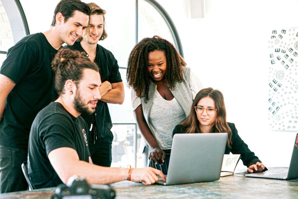 Equipe souriante au bureau grace a Backstagerate